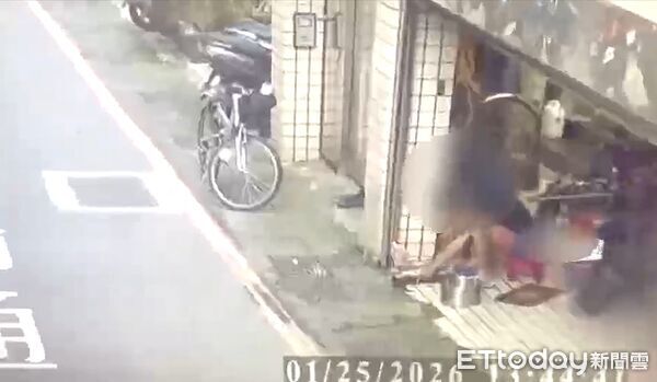 ▲▼謝男在住家門口宰殺果子狸，遭民眾檢舉，將面臨2年以下有期徒刑併科200萬元以下罰金。（圖／記者陸運陞翻攝）