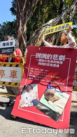 ▲▼剴剴案兒福聯盟前社工陳尚潔否認訪視不實涉嫌過失致死，29日到台北地院出庭，在場外挨轟「拖延戰術、死不認錯」。（圖／記者黃哲民攝）