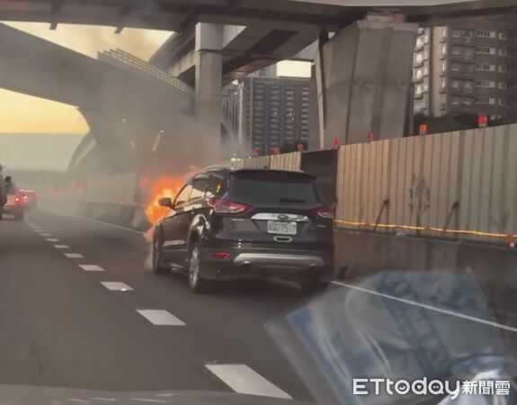 ▲▼民眾行經國道1號41k發現路旁休旅車火燒車，駕駛下車滅火，因火勢過大滅火失敗             。（圖／民眾提供）