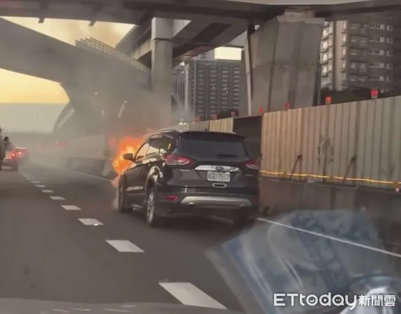 ▲▼民眾行經國道1號41k發現路旁休旅車火燒車，駕駛下車滅火，因火勢過大滅火失敗             。（圖／民眾提供）