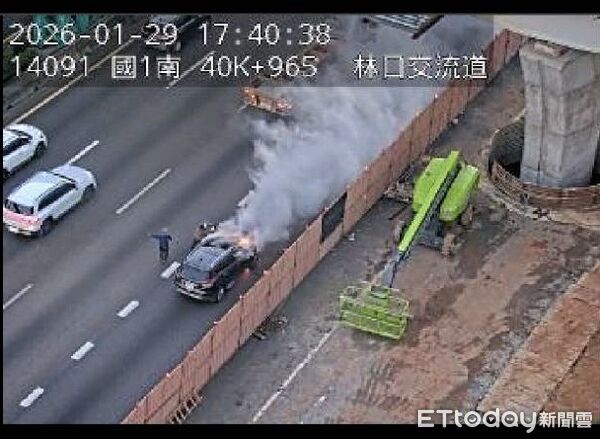 ▲▼民眾行經國道1號41k發現路旁休旅車火燒車，駕駛下車滅火，因火勢過大滅火失敗             。（圖／民眾提供）