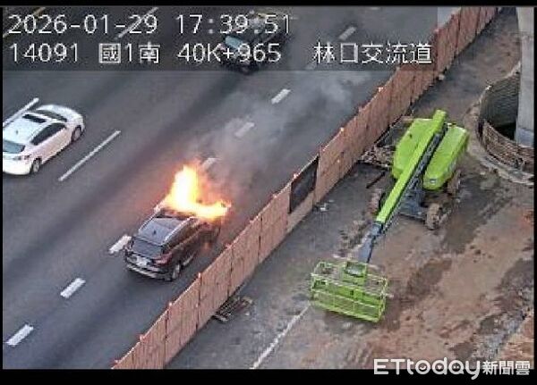 ▲▼民眾行經國道1號41k發現路旁休旅車火燒車，駕駛下車滅火，因火勢過大滅火失敗             。（圖／民眾提供）