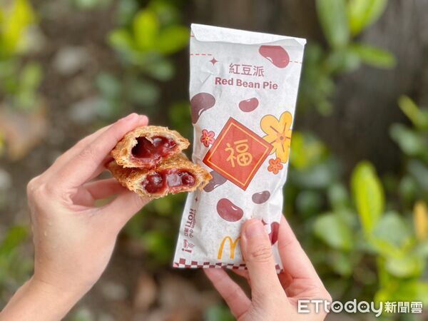 ▲▼麥當勞春節限定「金迎招財系列」、「紅豆派」。（圖／記者蕭筠攝）