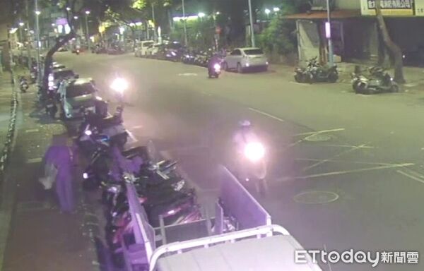 ▲▼胡男順手將林男機車上的椅墊偷走，全被監視器拍下遭警方逮捕。（圖／記者陸運陞翻攝）