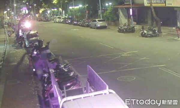 ▲▼胡男順手將林男機車上的椅墊偷走，全被監視器拍下遭警方逮捕。（圖／記者陸運陞翻攝）