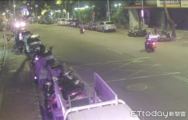 ▲▼胡男順手將林男機車上的椅墊偷走，全被監視器拍下遭警方逮捕。（圖／記者陸運陞翻攝）