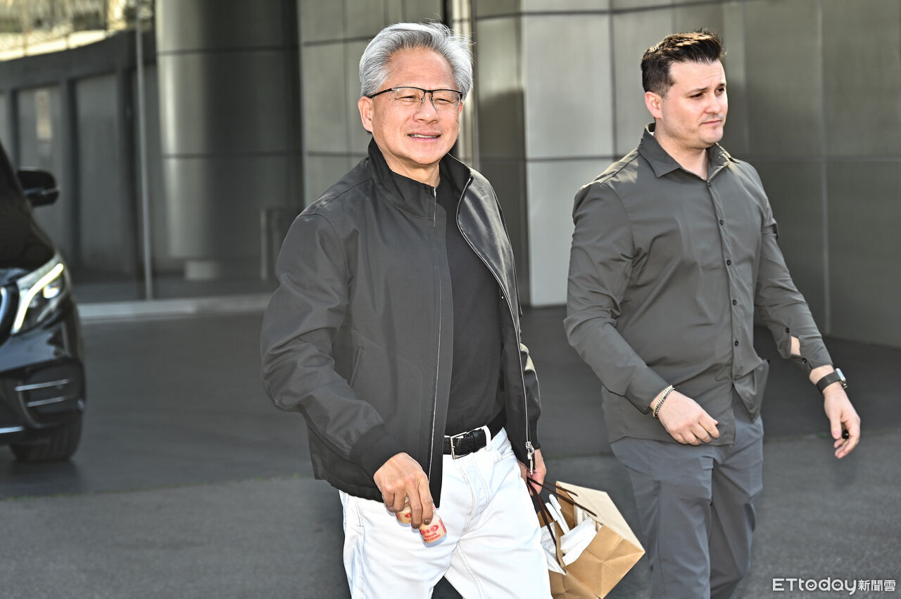 外媒曝中國批准進口首批H200晶片 黃仁勳:那是假新聞