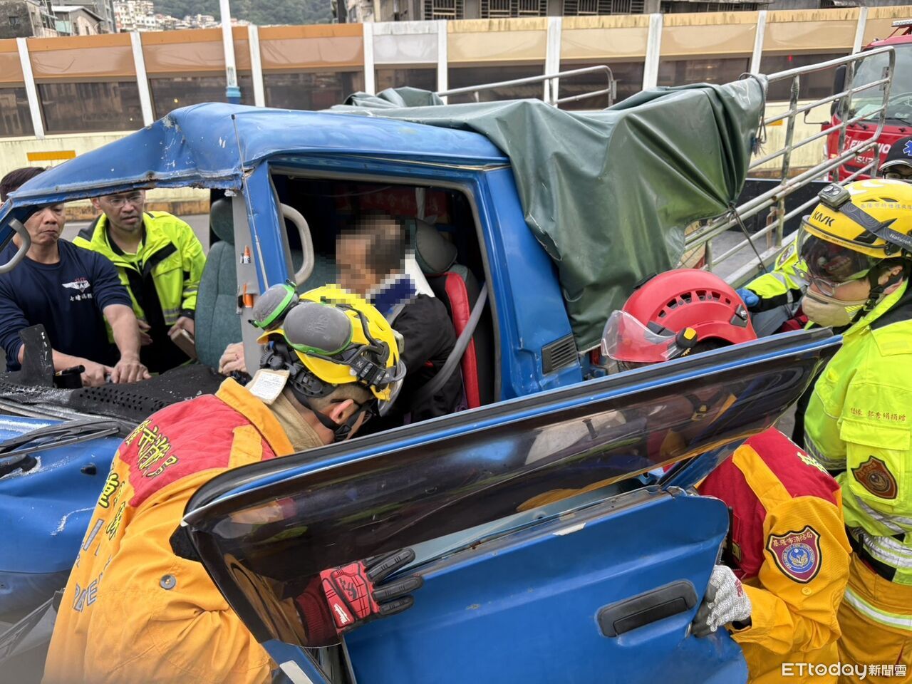 快訊/國1接基隆東岸高架3車連環撞 駕駛受困畫面曝…消防急救人
