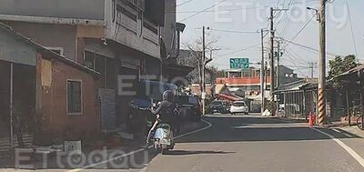 婦載小孩離譜秀車技畫面曝！右手催油車...左手拿筆電眼睛狂盯