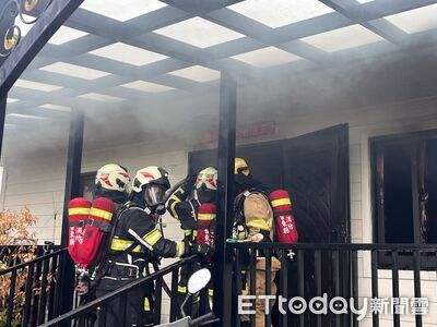台東平房清晨火警！狂竄黑煙畫面曝　消防急衝現場灌救
