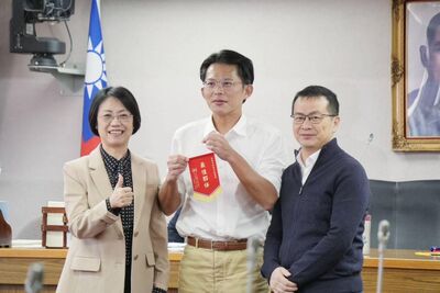 贈黃國昌「無敵金牌」錦旗　翁曉玲：民眾黨是國民黨最好的夥伴