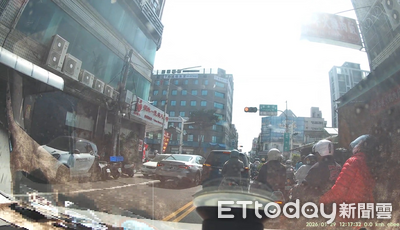 路口施工！嘉義三寶逆向等紅燈「完封整條路」　大家看傻了