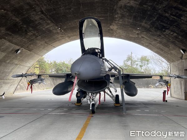 ▲▼空軍F-16V戰機(編號6694)掛載「狙擊手莢艙」。(圖/記者蘇靖宸攝)