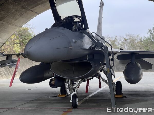 ▲空軍F-16V戰機(編號6694)掛載「狙擊手莢艙」。（圖／記者蘇靖宸攝）