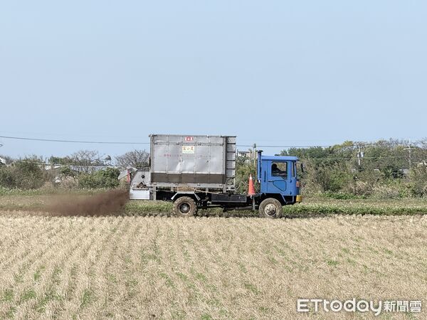 ▲7公頃稻田不到一天完成，大型施肥機具讓農民驚豔。（圖／記者游瓊華翻攝）