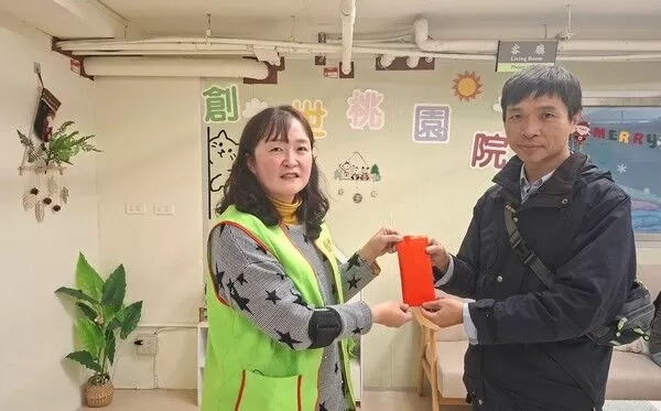 ▲台電桃園區處員工自發集資傳愛創世基金會 