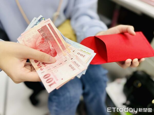 ▲▼紅包,壓歲錢,千鈔,百鈔,鈔票,禮金。（示意圖／記者曾筠淇攝）