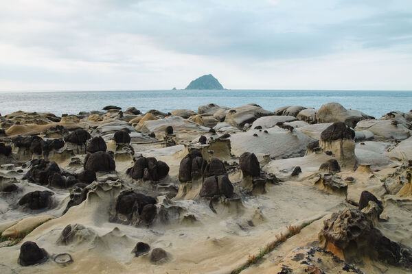 ▲和平島地質公園於開春推出兩大限定優惠，包含基隆市民「本人免費、同行親友半票」，以及平日限定的「銀髮慢旅買一送一」。（圖／和平島地質公園提供）