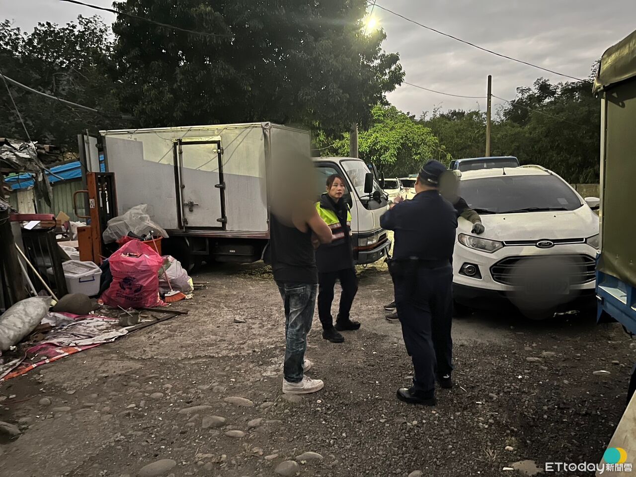 鶯歌空地淪垃圾場!2男開小貨車亂丟廢棄物 辯搬家公司委託