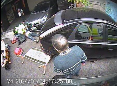 美籍男台中市場心跳停止!救護跪地按壓25分鐘救回 442天後跨海找恩人