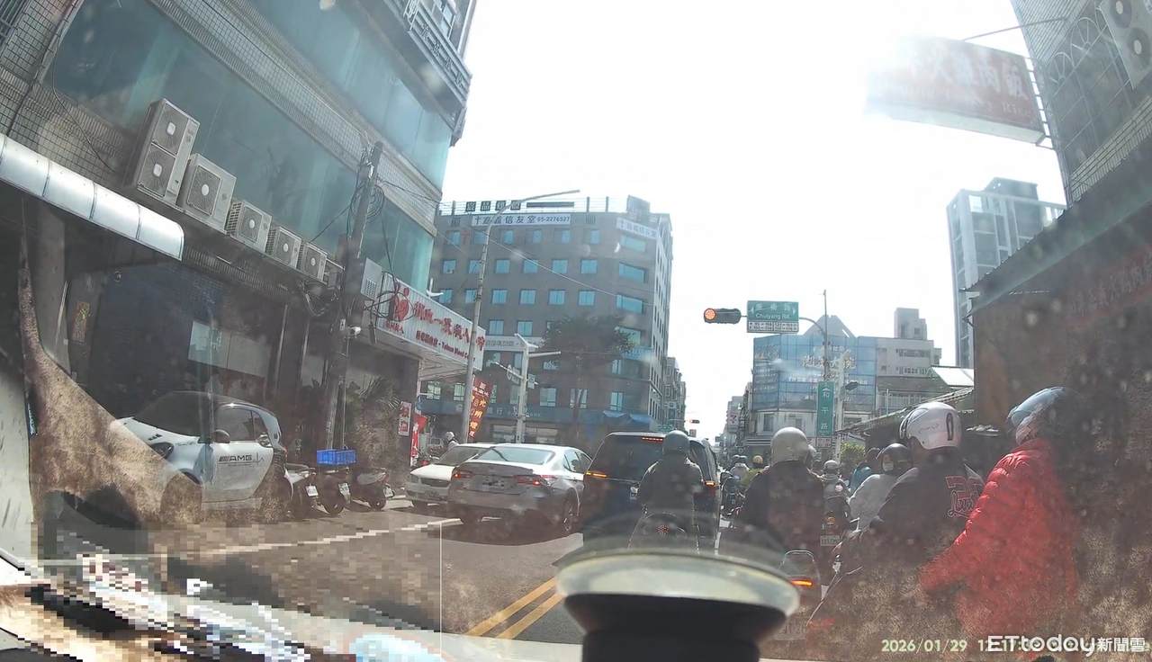 路口施工!嘉義三寶逆向等紅燈「完封整條路」 大家看傻了