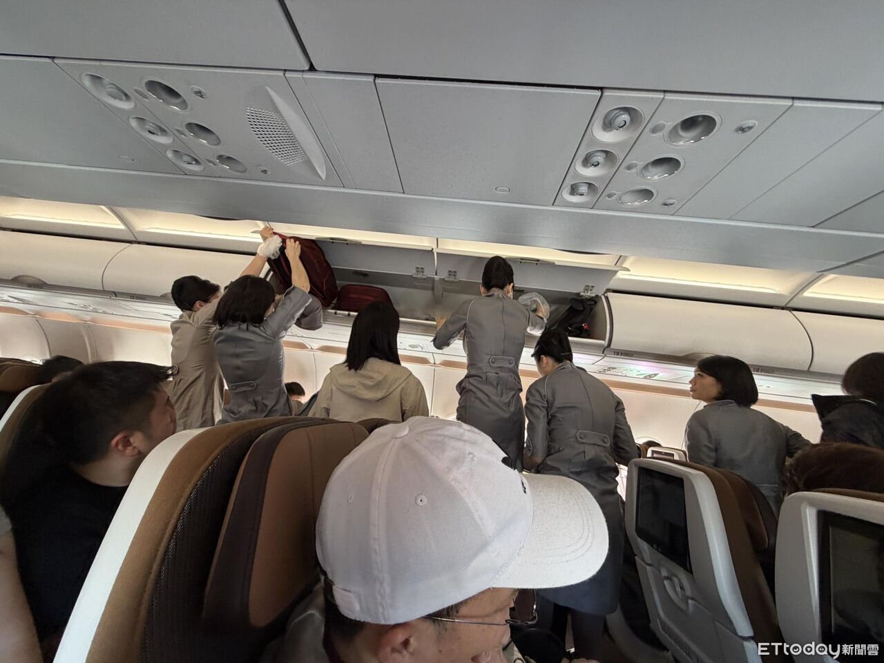 飛機行李架「不要放1物」慘變水濂洞!一票苦主:一堆人講不聽