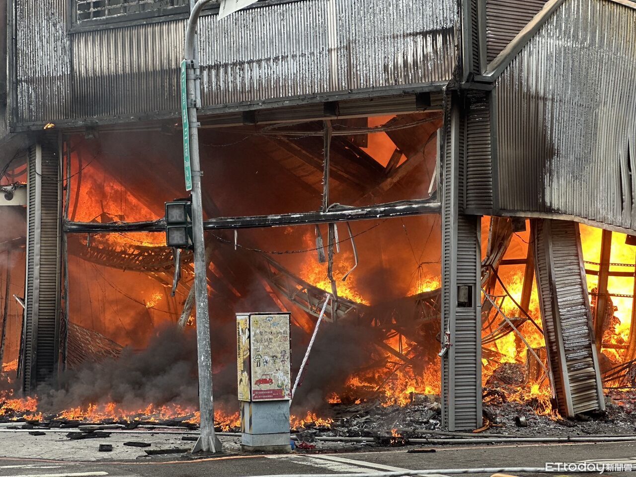 快訊/加油站斷油撤離!台中大火8店面全燒毀...急發空污警報