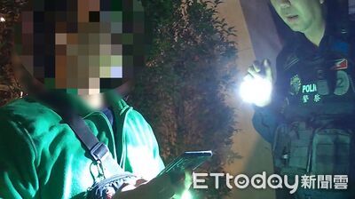 閃躲動作太大露餡！通緝犯躲2年　抽菸遇警「驚嚇過度」被逮