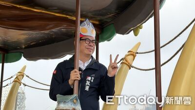 陳3歲上身！陳其邁揪小朋友「騎恐龍尬車」　冬日遊樂園2/7開玩