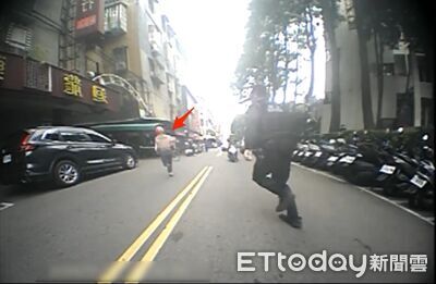 「灰姑娘」越女版！失聯移工見警棄車狂奔　鞋都掉了還是被逮