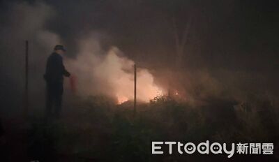 金門金寧鄉餐廳旁雜草起火　警先馳援、消防接手迅速撲滅