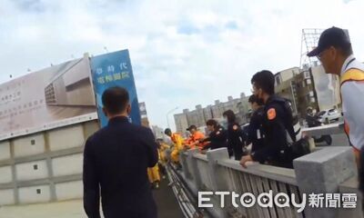 老翁站上永康奇美陸橋險釀憾事　警消聯手、鐵路局斷電成功救回