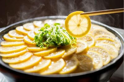 廣島冬季必吃美食！火鍋舖滿黃色檸檬超澎湃　挑戰4種牡蠣吃法
