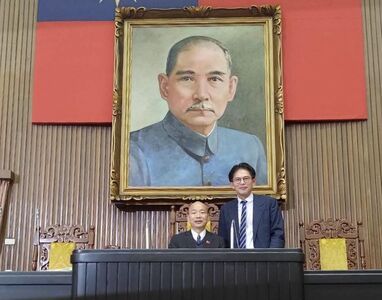 引李白詩卸任立委！與韓國瑜合影　黃國昌：新旅程即將開啟