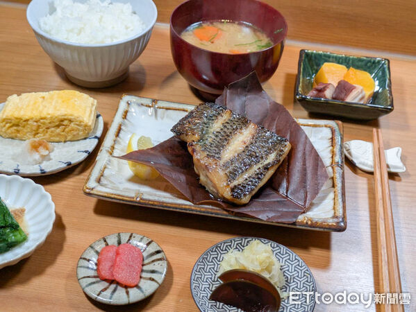 ▲▼早午餐吃日式烤魚定食　初魚新品牌「朝炭」進駐民生社區。（圖／記者黃士原攝）