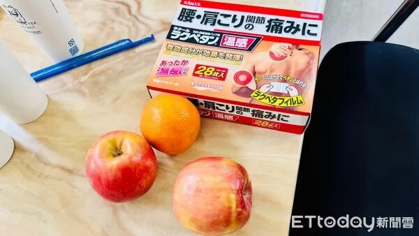 ▲▼阿嬤感謝員警護鈔，塞3顆蘋果跟痠痛貼布             。（圖／記者陳以昇翻攝）