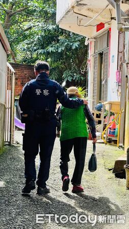 ▲▼阿嬤感謝員警護鈔，塞3顆蘋果跟痠痛貼布             。（圖／記者陳以昇翻攝）