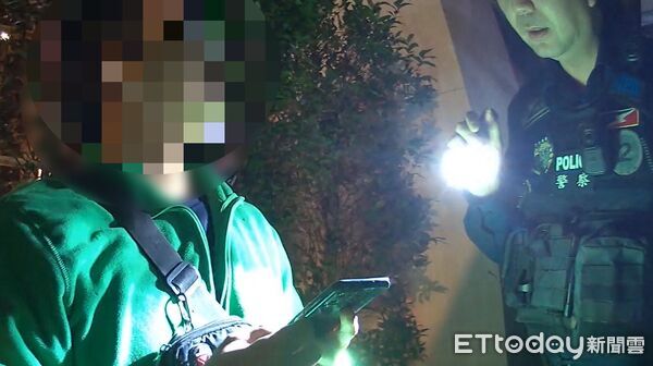 ▲▼通緝犯周男抽菸看到警察動作太大被識破             。（圖／記者陳以昇翻攝）