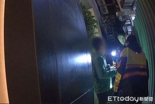 ▲▼通緝犯周男抽菸看到警察動作太大被識破             。（圖／記者陳以昇翻攝）