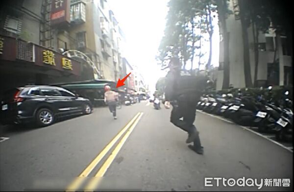 ▲▼越南籍逃逸女移工跑給警察追，最終被逮捕             。（圖／記者陳以昇翻攝）