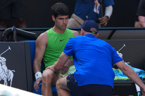 ▲茲韋列夫在場上情緒激動地向裁判抗議艾卡拉茲只是「抽筋」，並直指大會裁判組過度保護特定頂尖球員。（圖／達志影像／美聯社）