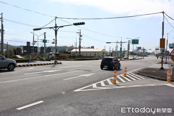 ▲警車圍捕酒駕拒檢賓士轎車，警車因未開警鳴器、闖紅燈，判准國賠賓士車，酒駕男不滿上訴。（圖／記者楊永盛翻攝）