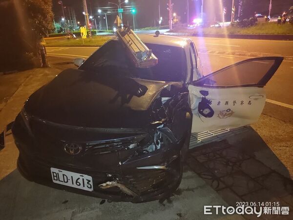 ▲警車圍捕酒駕拒檢賓士轎車，警車因未開警鳴器、闖紅燈，判准國賠賓士車，酒駕男不滿上訴。（圖／記者楊永盛翻攝）