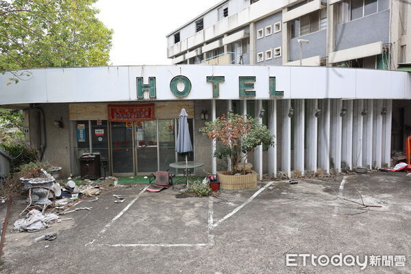 ▲張姓男子原承租園霖大飯店，詐騙人力仲介40間防疫旅舍訂金，法官認定縣府有疏失，判准國賠仲介業者，飯店目前歇業，一片荒蕪。（圖／記者楊永盛攝）