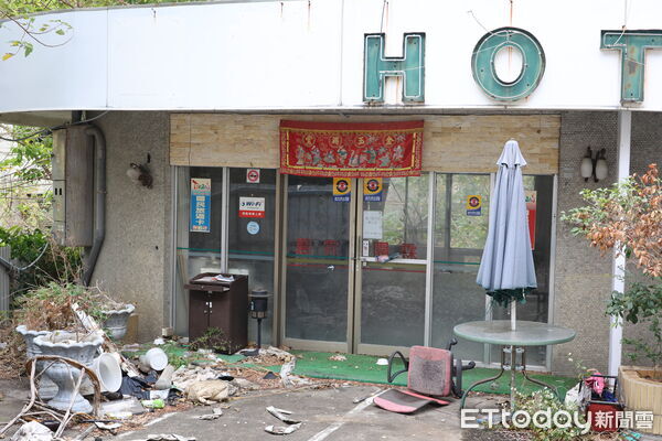 ▲張姓男子原承租園霖大飯店，詐騙人力仲介40間防疫旅舍訂金，法官認定縣府有疏失，判准國賠仲介業者，飯店目前歇業，一片荒蕪。（圖／記者楊永盛攝）