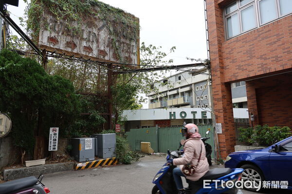 ▲張姓男子原承租園霖大飯店，詐騙人力仲介40間防疫旅舍訂金，法官認定縣府有疏失，判准國賠仲介業者，飯店目前歇業，一片荒蕪。（圖／記者楊永盛攝）