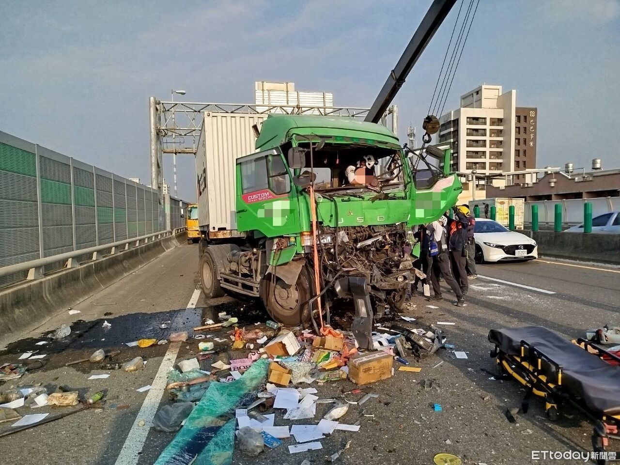 國10下交流道3大車追撞1人慘死 貨櫃車車頭變形驚悚畫面曝