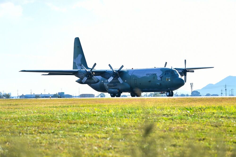 快訊/南韓空軍運輸機「引擎異常」 緊急迫降日本沖繩