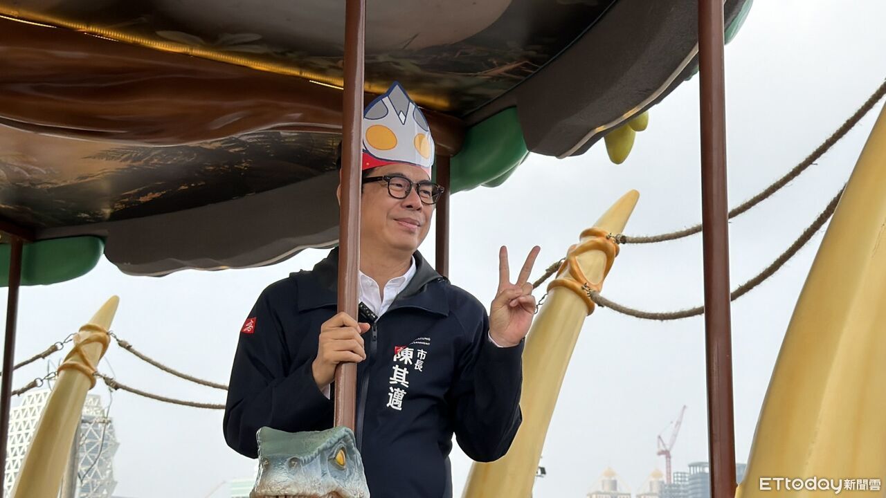 陳3歲上身!陳其邁揪小朋友「騎恐龍尬車」 冬日遊樂園2/7開玩