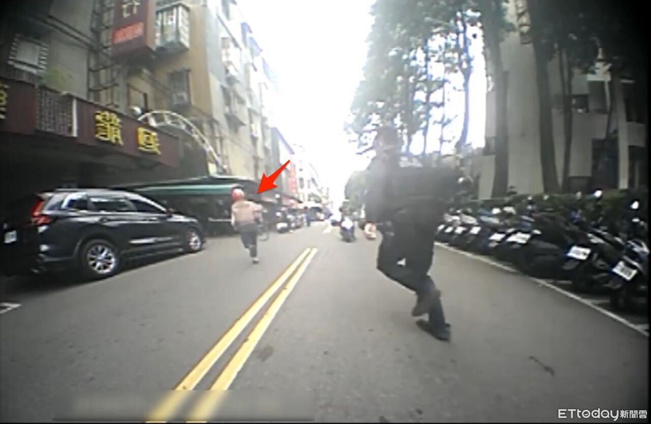 「灰姑娘」越女版!失聯移工見警棄車狂奔 鞋都掉了還是被逮